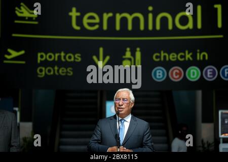 Lisbona, Portogallo. 5 Giugno 2020. Il primo ministro portoghese Antonio Costa parla ai giornalisti all'aeroporto Humberto Delgado di Lisbona, Portogallo, il 5 giugno 2020. Antonio Costa ha annunciato venerdì che le rotte del traffico aereo saranno riprese a partire dal giugno 15 con tutte le norme di igiene e sicurezza garantite dagli aeroporti portoghesi. Credit: Pedro Feuza/Xinhua/Alamy Live News Foto Stock