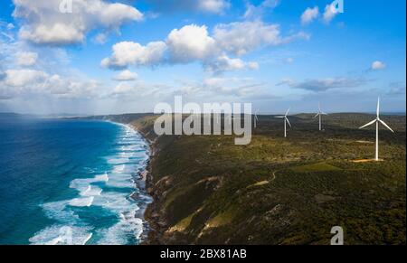 Vista panoramica aerea dell'azienda eolica di Albany, originariamente commissionata nel 2001, oggi è un complesso di 18 turbine che producono il 80% dell'elettricità Foto Stock