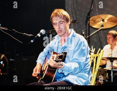 05 giugno 2020 - Paul Weller, l'icona rock britannica, ha annunciato un nuovo album dal titolo "on Sunset" per giugno 2020. File Photo: Paul Weller suona sul palco nel 1992 presso la Concert Hall di Toronto, Ontario, Canada. (Immagine di credito: © Brent Perniac/AdMedia tramite CAVO ZUMA) Foto Stock