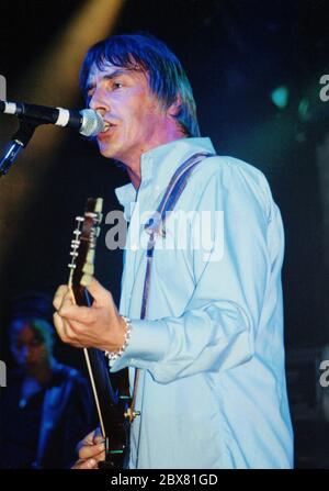 05 giugno 2020 - Paul Weller, l'icona rock britannica, ha annunciato un nuovo album dal titolo "on Sunset" per giugno 2020. File Photo: Paul Weller suona sul palco nel 1992 presso la Concert Hall di Toronto, Ontario, Canada. (Immagine di credito: © Brent Perniac/AdMedia tramite CAVO ZUMA) Foto Stock