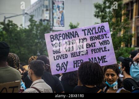 I manifestanti hanno tenuto un memoriale per Breonna Taylor che avrebbe avuto 27 anni se non fosse stato ucciso dalla brutalità della polizia. Foto Stock