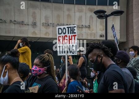 I manifestanti hanno tenuto un memoriale per Breonna Taylor che avrebbe avuto 27 anni se non fosse stato ucciso dalla brutalità della polizia. Foto Stock