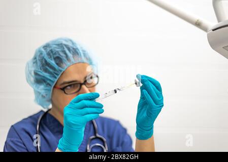 Iniezione di vaccino di iniezione medicina vaccinazione influenza medico Uomo salute insulina farmaco influenza concetto - immagine di stock Foto Stock