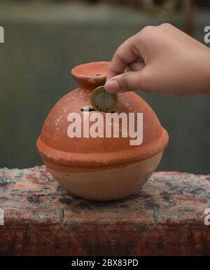 Fango piggy Bank o Earthenware piggy bank chiamato anche come Gullak in Hindi Foto Stock