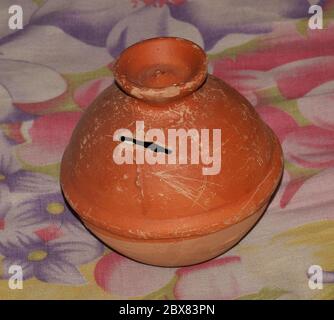 Terracotta o fango Piggy Bank in India Foto Stock