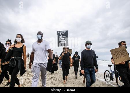 Santa Monica, Stati Uniti. 05 giugno 2020. I manifestanti marciano lungo il molo di Venice Beach in onore di George Floyd. I manifestanti hanno marciato dal molo di Venice Beach al molo di Santa Monica per onorare George Floyd e chiedere riforme per porre fine alla brutalità della polizia. Credit: SOPA Images Limited/Alamy Live News Foto Stock