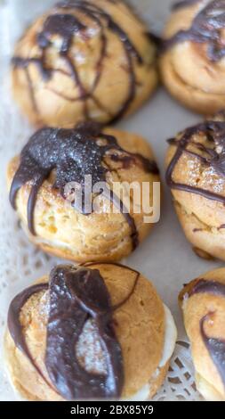 Primo piano isolato di delizioso dessert francese all'aperto con condimento al cioccolato Foto Stock