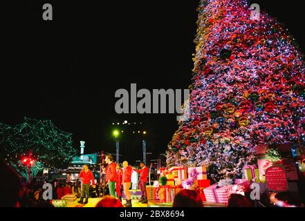 Artisti natalizi al parco divertimenti. Foto Stock