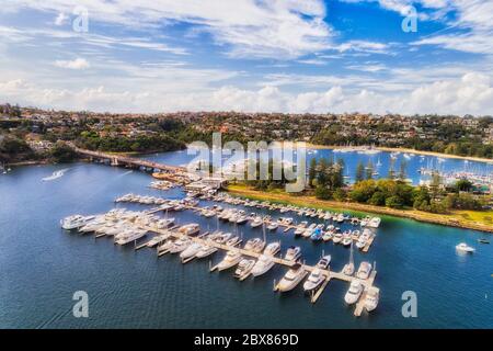 Spit bridge sulla Spit Road da Mosman a Manly sul porto di Sydney Middle con vista aerea sul porticciolo locale. Foto Stock