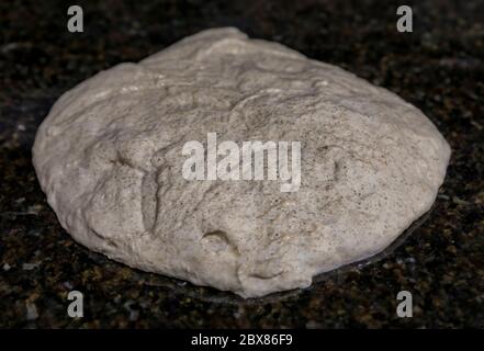 Segale ad alta idratazione e pasta di grano pronta per formare un pane rustico artigianale di pasta di grano integrale, serie fotografica Foto Stock