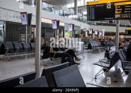 I viaggiatori aspettano di uscire da Heathrow prima che vengano applicate le restrizioni di quarantena e le persone che ritornano devono autoisolare per due settimane. Foto Stock