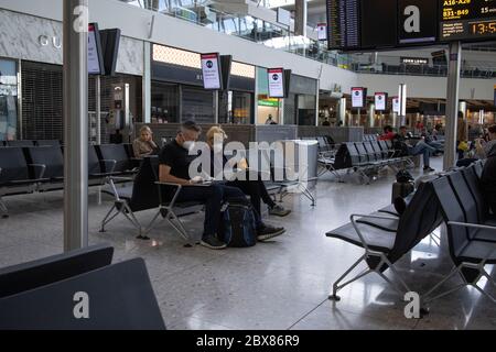 I viaggiatori aspettano di uscire da Heathrow prima che vengano applicate le restrizioni di quarantena e le persone che ritornano devono autoisolare per due settimane. Foto Stock