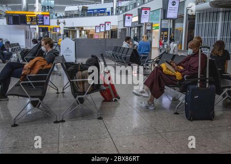 I viaggiatori aspettano di uscire da Heathrow prima che vengano applicate le restrizioni di quarantena e le persone che ritornano devono autoisolare per due settimane. Foto Stock