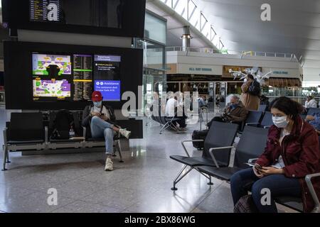 I viaggiatori aspettano di uscire da Heathrow prima che vengano applicate le restrizioni di quarantena e le persone che ritornano devono autoisolare per due settimane. Foto Stock