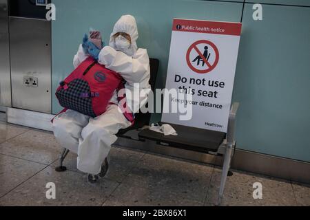 I viaggiatori aspettano di uscire da Heathrow prima che vengano applicate le restrizioni di quarantena e le persone che ritornano devono autoisolare per due settimane. Foto Stock