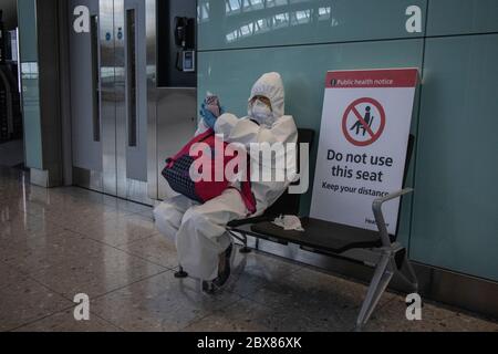 I viaggiatori aspettano di uscire da Heathrow prima che vengano applicate le restrizioni di quarantena e le persone che ritornano devono autoisolare per due settimane. Foto Stock