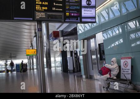 I viaggiatori aspettano di uscire da Heathrow prima che vengano applicate le restrizioni di quarantena e le persone che ritornano devono autoisolare per due settimane. Foto Stock