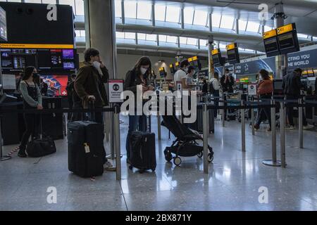 I viaggiatori aspettano di uscire da Heathrow prima che vengano applicate le restrizioni di quarantena e le persone che ritornano devono autoisolare per due settimane. Foto Stock