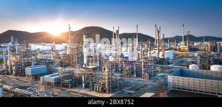 Vicino la visione industriale alla raffineria di petrolio vegetale industria modulo zona con cielo molto nuvoloso Foto Stock