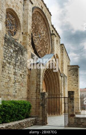 Ingresso al Monastero romanico della SX a Sant Cugat del Vallés - provincia di Barcellona, Catalogna, Spagna Foto Stock