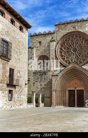 Ingresso al Monastero romanico della SX a Sant Cugat del Vallés - provincia di Barcellona, Catalogna, Spagna Foto Stock