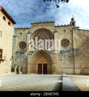 Ingresso al Monastero romanico della SX a Sant Cugat del Vallés - provincia di Barcellona, Catalogna, Spagna Foto Stock