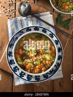 Zuppa di Krutnik. Brodo di orzo polacco. Polonia alimentare Foto Stock