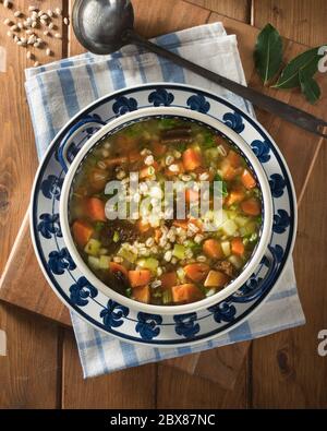 Zuppa di Krutnik. Brodo di orzo polacco. Polonia alimentare Foto Stock