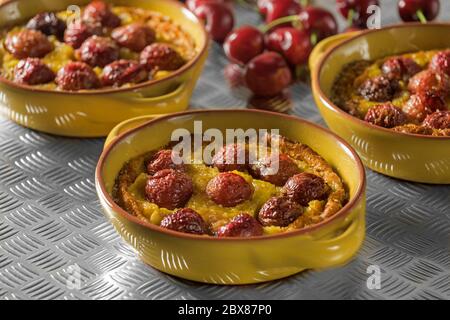 Clafoutis di ciliegio individuale. Dessert di frutta Foto Stock