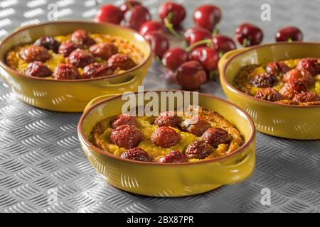 Clafoutis di ciliegio individuale. Dessert di frutta Foto Stock