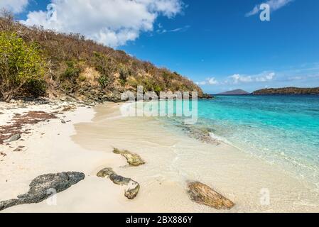 Paesaggio a Coki Bay a St Thomas, Isole Vergini Americane, Caraibi. Concetto di viaggio per le vacanze estive. Foto Stock