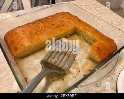 Revane, Revani, torta di spugna tradizionale etnica Dessert con sciroppo o sherbet Foto Stock