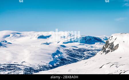 Vista dalla montagna svedese (Atoklinten) al versante norvegese delle montagne invernali - sentitosi eccitati dalla vista delle splendide montagne e della natura settentrionale. AB Foto Stock
