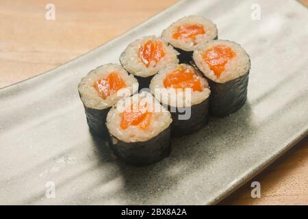 Delizioso e delicato piatto di sushi giapponesi panini su una bella ardesia allestita in tradizionale sano cibo asiatico e creativo concetto di ristorazione orientale - Foto Stock