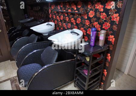 Scaffale con asciugamani in salone di parrucchiere Foto stock - Alamy