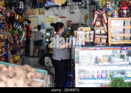 Clienti in negozio di alimentari durante l'epidemia di coronavirus in Colombia Foto Stock