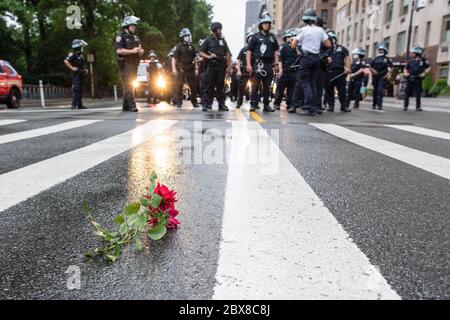 New York, Stati Uniti. 05 giugno 2020. Gli ufficiali della NYPD si levano in piedi in guardia sulla strada durante una dimostrazione pacifica. A New York e in tutto il paese scoppiarono proteste a seguito dell'uccisione di George Floyd, un uomo nero morto nella custodia della polizia a Minneapolis. Credit: SOPA Images Limited/Alamy Live News Foto Stock