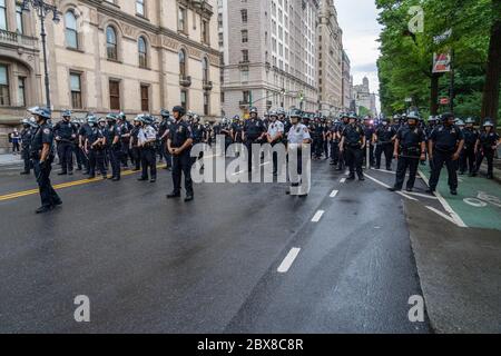 New York, Stati Uniti. 05 giugno 2020. Gli ufficiali della NYPD si levano in piedi in guardia sulla strada durante una dimostrazione pacifica. A New York e in tutto il paese scoppiarono proteste a seguito dell'uccisione di George Floyd, un uomo nero morto nella custodia della polizia a Minneapolis. Credit: SOPA Images Limited/Alamy Live News Foto Stock