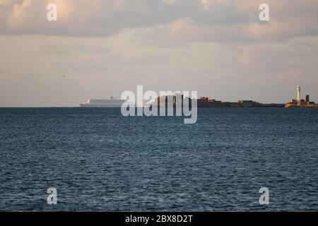 Weymouth, Regno Unito. 6 Giugno 2020. L'alba della mattina presto sulla nave da crociera REGINA MARY 2 al confine con Portland Harbour. Foto Stock