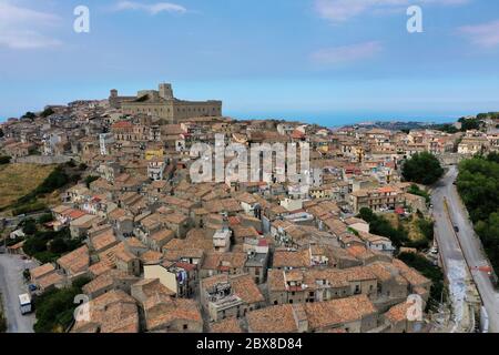 Veduta aerea della città medievale di Montalbano Elicona con il castello di Federico II, foto scattata con il drone della città di Montalbano in Sicilia Foto Stock