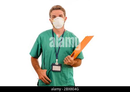 ritratto isolato di giovane medico o infermiere uomo in maschera di faccia tenendo appunti di lavoro medico su sfondo bianco in assistenza sanitaria e hospit Foto Stock