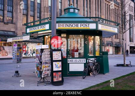 Edicola tipica tedesca (chiosco) a Corneliusplatz. I chioschi tedeschi di solito vendono riviste, giornali, sigarette, souvenir, dolci e bevande. Foto Stock