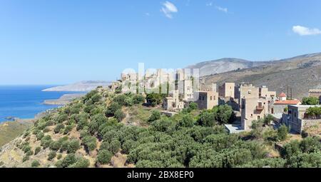 Vista del villaggio di Vatheia a mani, noto per le sue case-torre abbandonate, Peloponneso, Grecia. Foto Stock