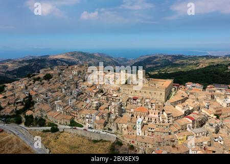 Veduta aerea della città medievale di Montalbano Elicona con il castello di Federico II, foto scattata con il drone della città di Montalbano in Sicilia Foto Stock