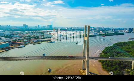 Vista sul drone del ponte Phu My nella città di ho Chi Minh. Vietnam Foto Stock