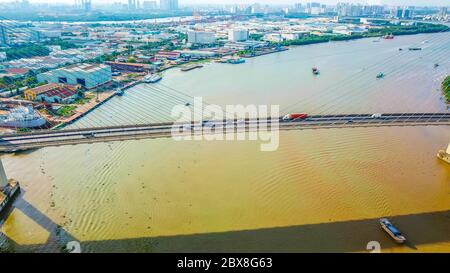 Vista sul drone del ponte Phu My nella città di ho Chi Minh. Vietnam Foto Stock