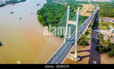 Vista sul drone del ponte Phu My nella città di ho Chi Minh. Vietnam Foto Stock