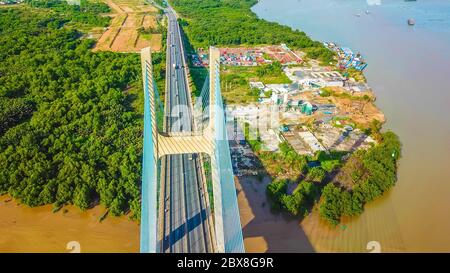 Vista sul drone del ponte Phu My nella città di ho Chi Minh. Vietnam Foto Stock