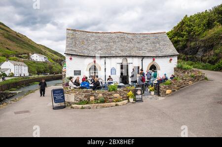 I turisti potranno gustare un rinfresco presso l'Harbour Light Tea Garden, Boscastle Harbour, Cornovaglia, Inghilterra, Regno Unito. Foto Stock