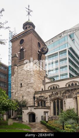 La chiesa di St Olave, Hart Street nella città di Londra, è una delle poche chiese medievali che nel 1666 sfuggono al Grande incendio di Londra. Samuel Pepys sepolto. Foto Stock